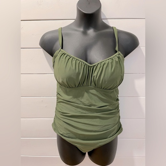💚 One-Piece Swimsuit with Keyhole Back (Size 16W) - Picture 1 of 5